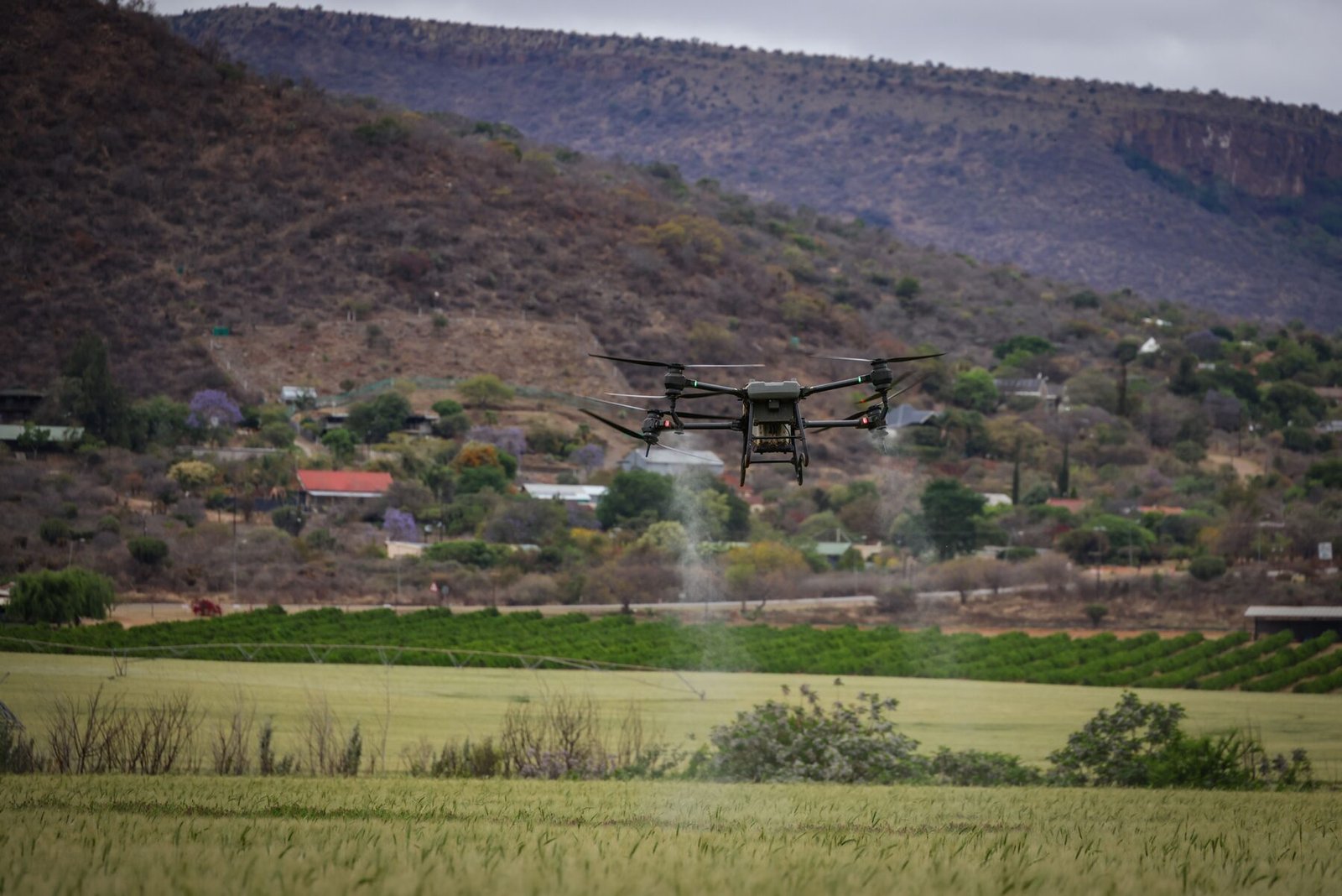 Poljoprivredni dron tretira usev iz vazduha